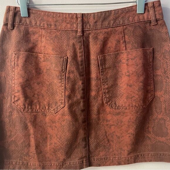 BDG NWT Rust Snake Print Denim Mini Skirt Size M - Picture 9 of 12